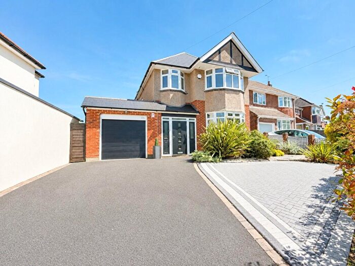 3 Bedroom Detached House For Sale In Wimborne Road, Bournemouth, BH10