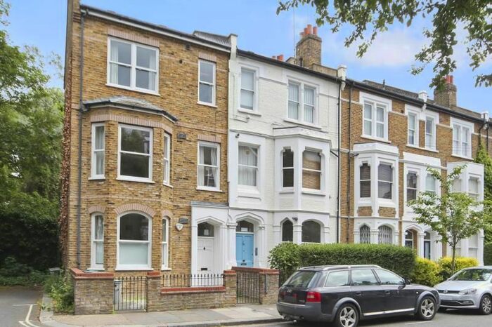 2 Bedroom Flat To Rent In Loris Road, Brook Green, London, W6