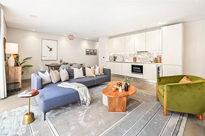 2 Bedroom Flat To Rent In Curzon Street, Mayfair, London, W1J