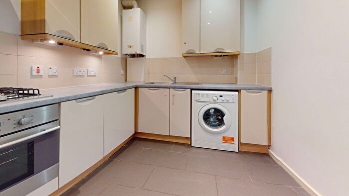 2 Bedroom Flat To Rent In Green Lane, William Court, SW16