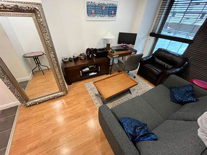 1 Bedroom Flat To Rent In Oak Square, London, SW9