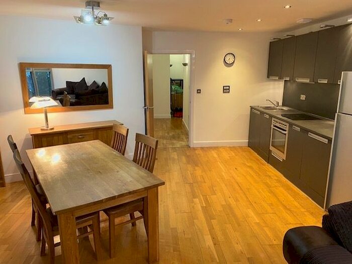 2 Bedroom Flat To Rent In Bute Terrace, Cardiff, CF10