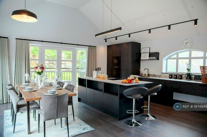 2 Bedroom Flat To Rent In St Peter's Mews, Poole, BH14