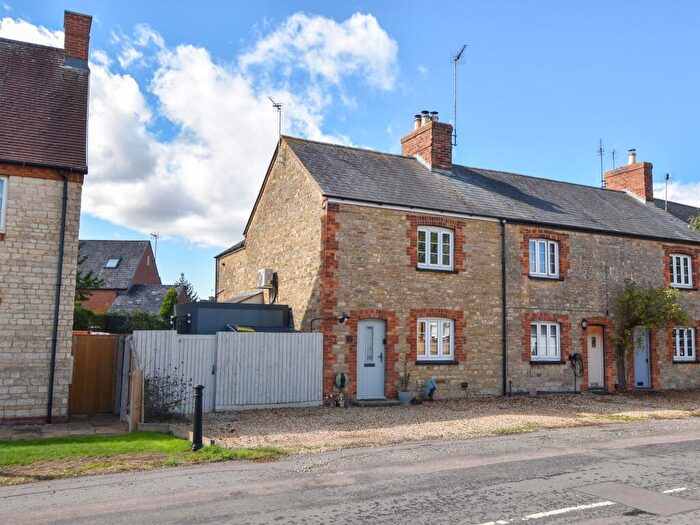 3 Bedroom End Of Terrace House For Sale In High Street, Paulerspury, NN12