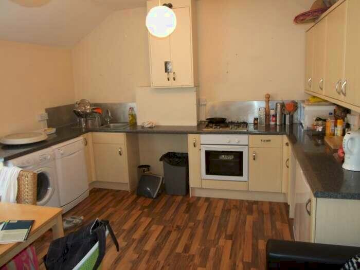 3 Bedroom Flat To Rent In Mackintosh Place, Roath, Cardiff, CF24