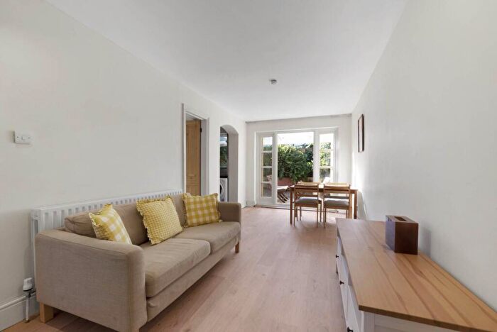 2 Bedroom Flat To Rent In Bolingbroke Grove, Battersea, SW11