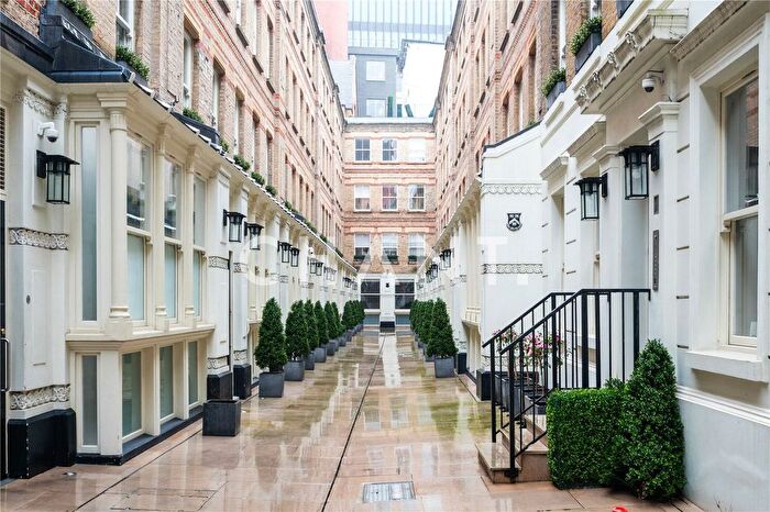 2 Bedroom Flat For Sale In Pinks Mews, - Dyer’S Buildings, London, EC1N