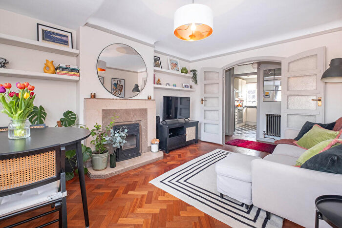 2 Bedroom Flat For Sale In Beaufort Road, Kingston Upon Thames, KT1