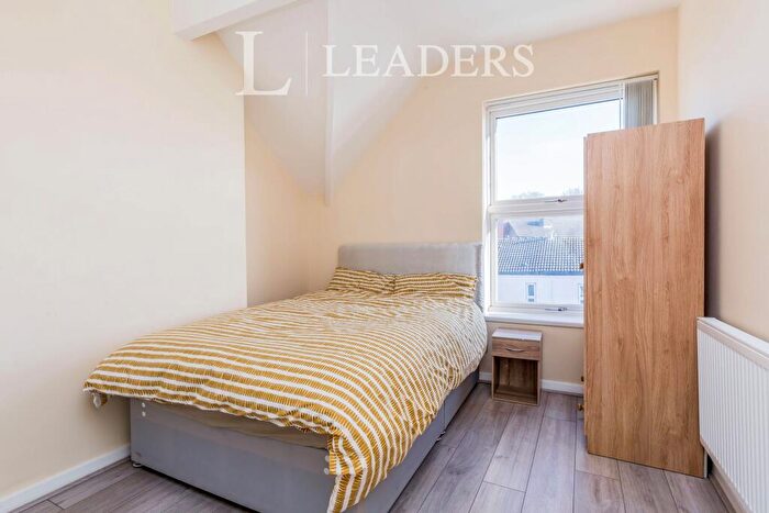 1 Bedroom House To Rent In Snow Hill, ST1