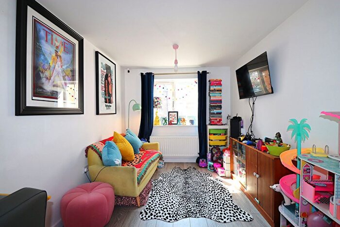 3 Bedroom Terraced House For Sale In Silver Birch Way, Farnborough, GU14