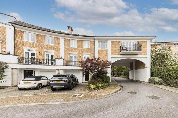 3 Bedroom Flat To Rent In Thames Crescent, London, W4