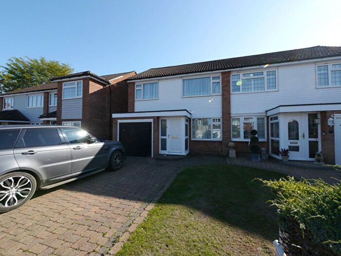 3 Bedroom Semi-detached House To Rent In Ranworth Avenue, Hoddesdon, EN11