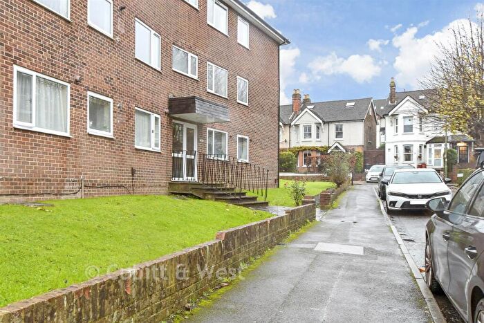 2 Bedroom Flat For Sale In Woodlands Road, Redhill, Surrey, RH1