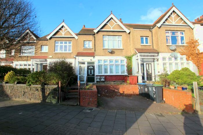 3 Bedroom Flat To Rent In Green Lanes, London, N13
