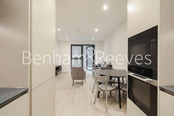 1 Bedroom Flat To Rent In Scarlet Court, Woodberry Park, N4