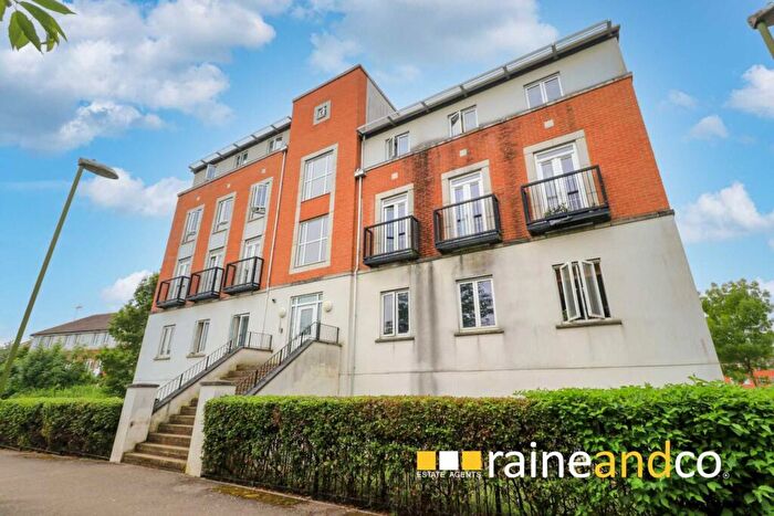 3 Bedroom Apartment For Sale In Mosquito Way, Hatfield, AL10