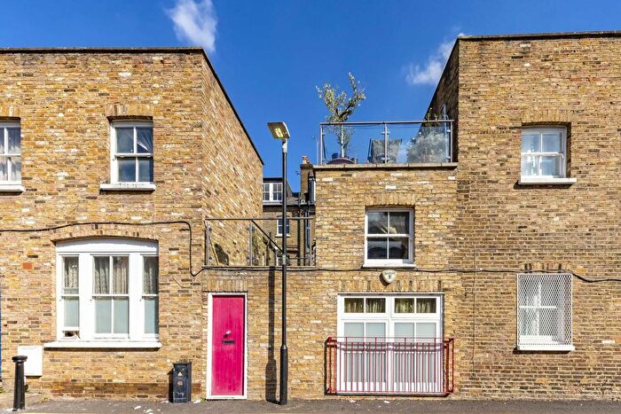 Terraced House To Rent In Stoneleigh Street, London, W11