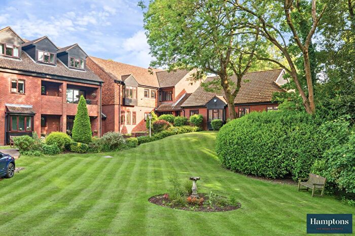 2 Bedroom Flat For Sale In Snells Wood Court, Amersham, HP7