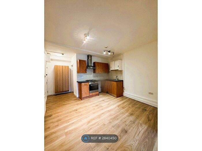 2 Bedroom Flat To Rent In High Street, Sutton, SM1