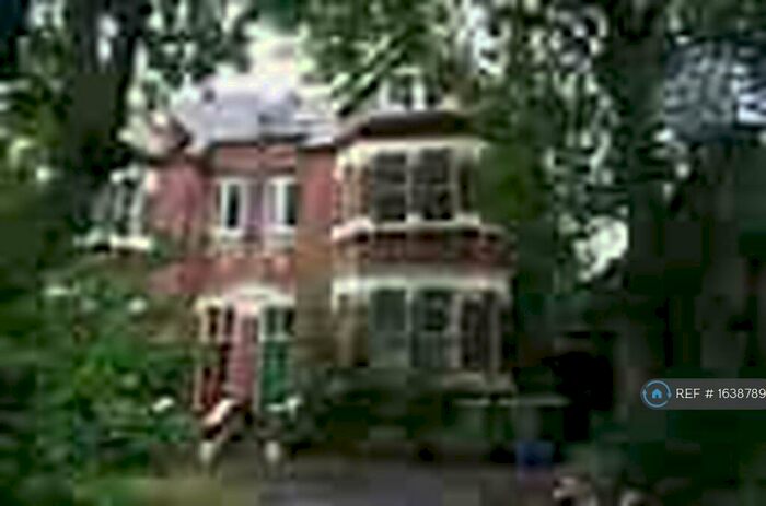 2 Bedroom Flat To Rent In Top Floor Denmark Hill, London, SE5