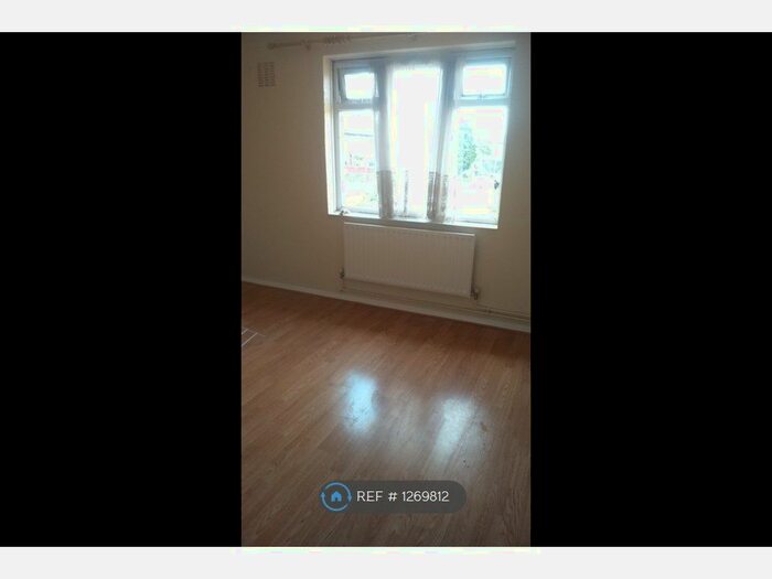 2 Bedroom Flat To Rent In Billet Road, Romford, RM6