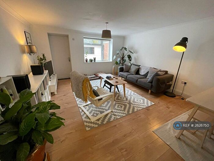 2 Bedroom Flat To Rent In High Street, Alton, GU34