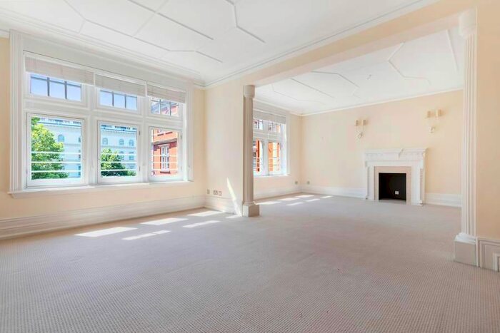 4 Bedroom Flat To Rent In Alexandra Court, Queen's Gate, South Kensington, SW7