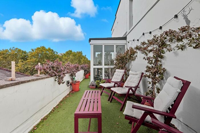 3 Bedroom Duplex For Sale In Grove Road, Bow, E3