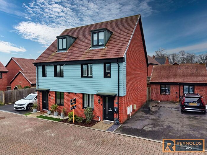 3 Bedroom Semi Detached House For Sale In Dobson Close, Leybourne Chase, West Malling, ME19