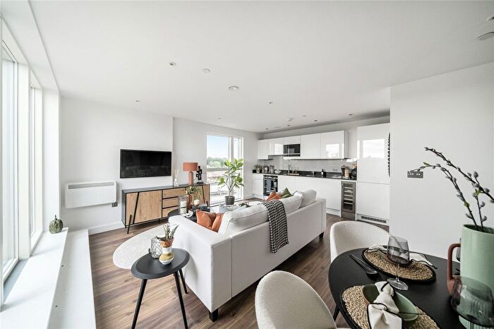 2 Bedroom Flat For Sale In Market Street, Bracknell, Berkshire, RG12