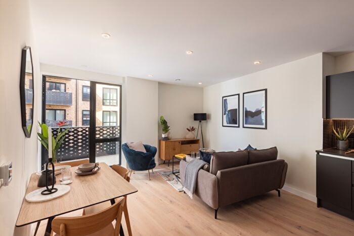 2 Bedroom Flat For Sale In Middle Road, London, W7