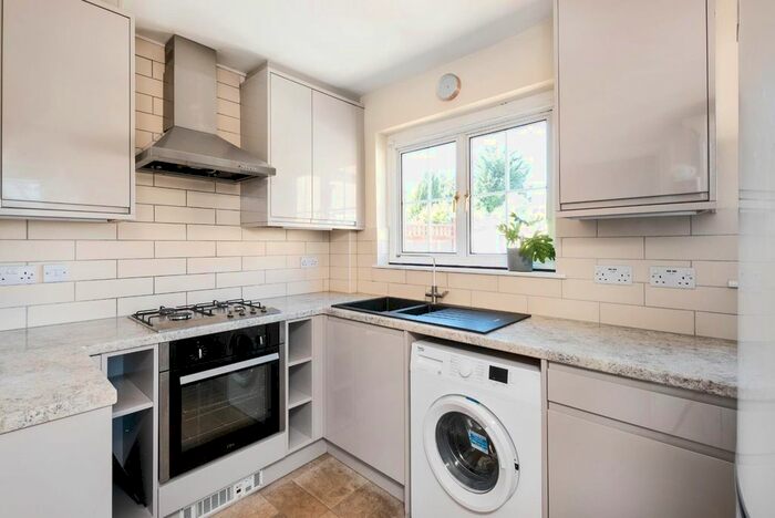 4 Bedroom Semi-Detached House To Rent In The Oval, Bath, BA2