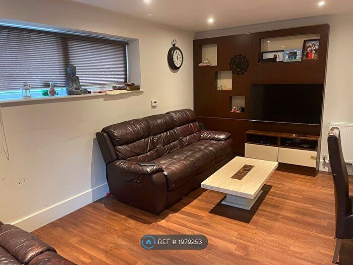 3 Bedroom Flat To Rent In Howard Road, Stanmore, HA7