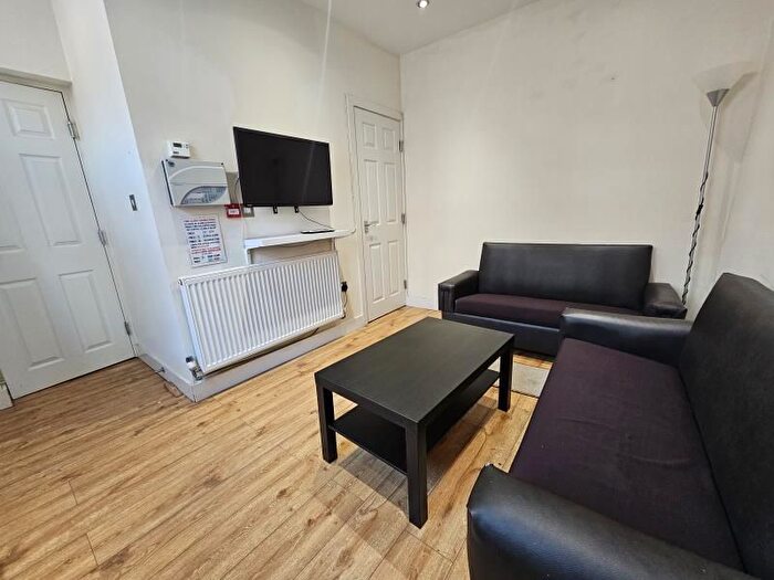 3 Bedroom Property To Rent In Autumn Terrace, Hyde Park, Leeds, LS6