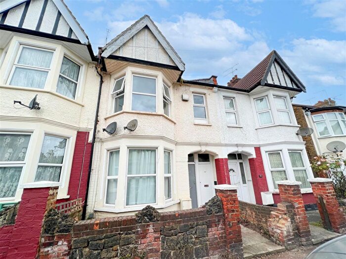 1 Bedroom Flat For Sale In Ramuz Drive, Westcliff-On-Sea, SS0