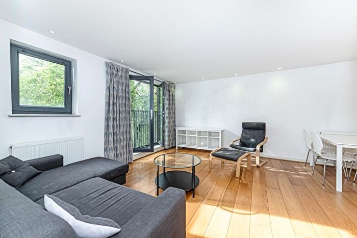 2 Bedroom Flat To Rent In Isabella Court, Elspeth Road, London, SW11
