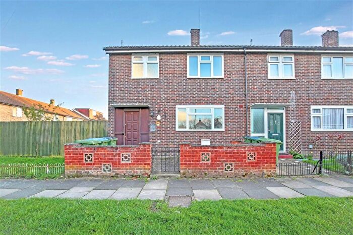 3 Bedroom End Of Terrace House For Sale In Luffield Road, London, SE2