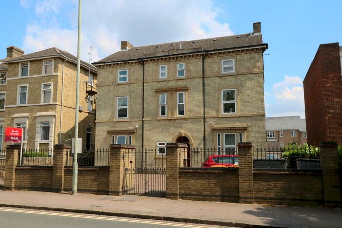 2 Bedroom Flat To Rent In Ashburnham Road, Bedford, MK40
