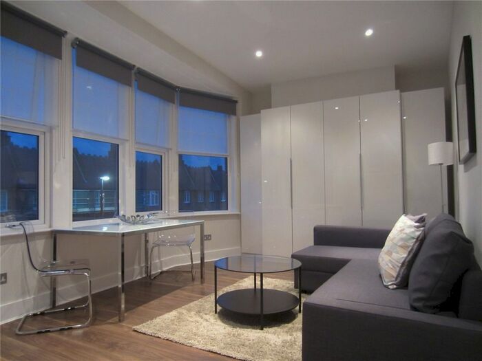 Studio To Rent In Green Lanes, London, N21