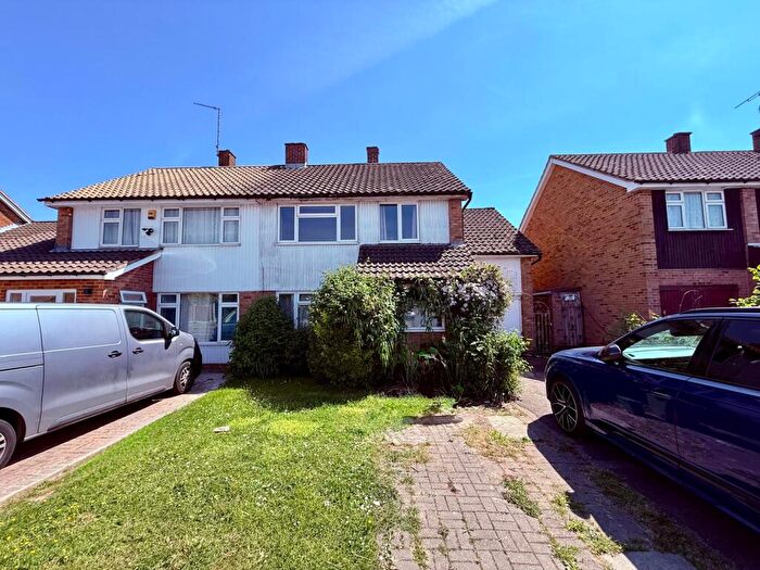 4 Bedroom Semi-Detached House To Rent In Sparrows Herne, Basildon, SS16