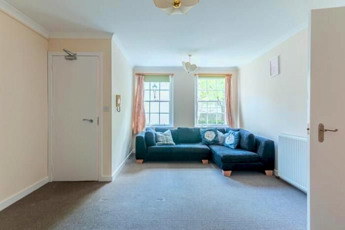 2 Bedroom Flat To Rent In Haddon Court, Edinburgh, EH8