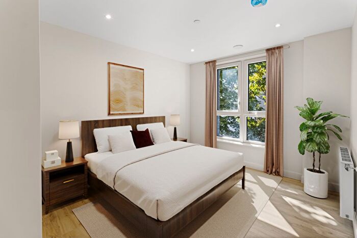 3 Bedroom Flat To Rent In Biscuit Walk, Bermondsey, London, SE16