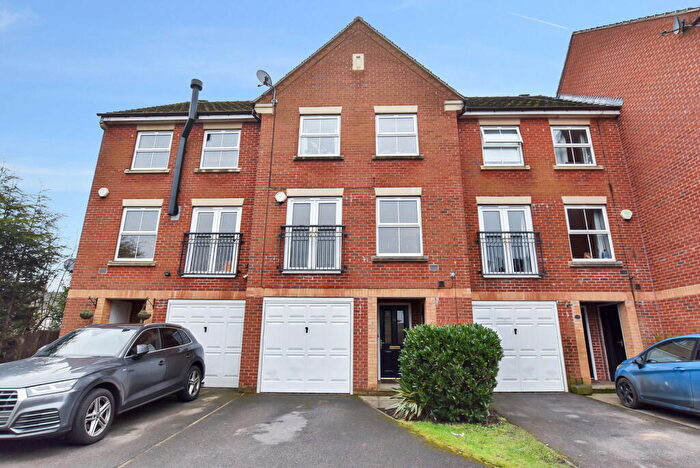 4 Bedroom Town House For Sale In Glebe Court, Rothwell, Leeds, LS26