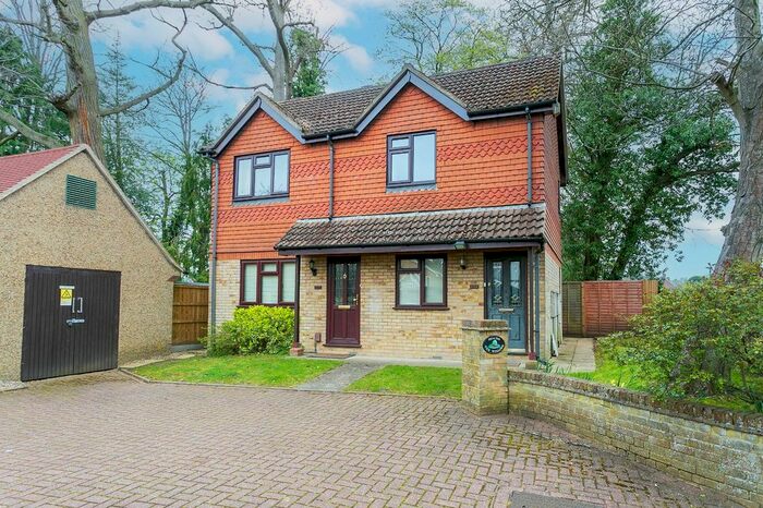 1 Bedroom Maisonette To Rent In Hempstead Road, Watford, Hertfordshire, WD17