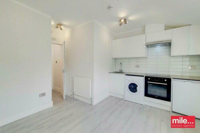 Studio To Rent In North End Road, London, NW11