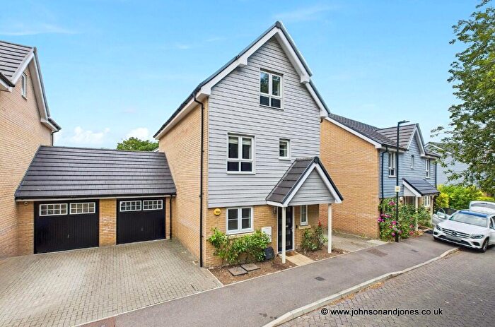 4 Bedroom Detached House For Sale In Kennett Lane, Chertsey, Surrey, KT16