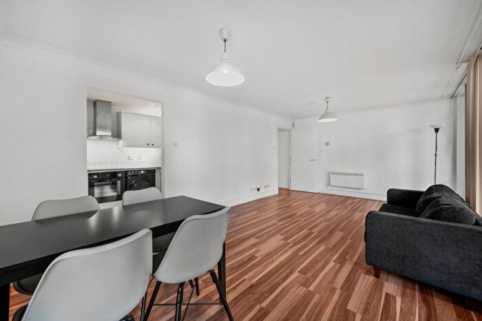 2 Bedroom Flat For Sale In Boardwalk Place, South Quay, E14