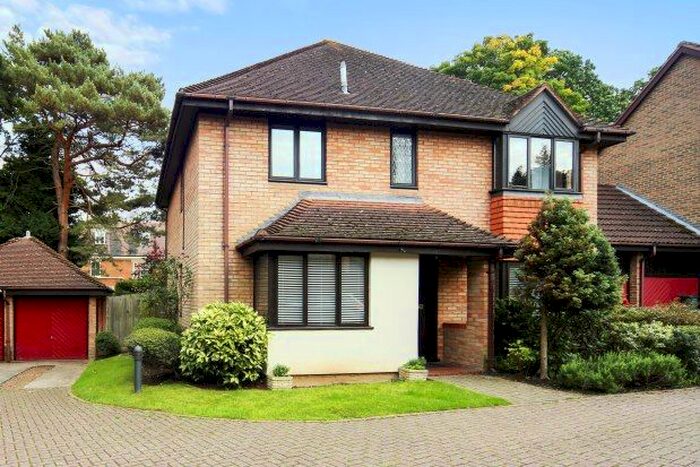 4 Bedroom Property To Rent In Sorbie Close, Weybridge, KT13