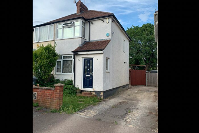 2 Bedroom Semi-Detached House For Sale In Eighth Avenue, Luton, LU3