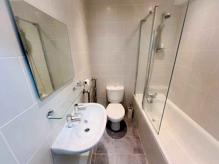 Studio To Rent In Balham High Road, London, SW17